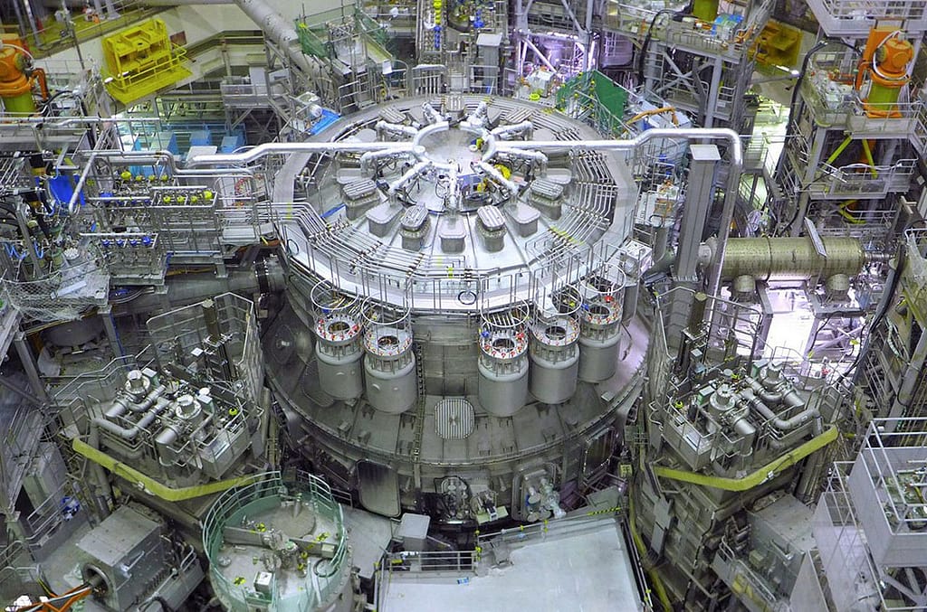 Imagem do ITER, o maior reator experimental de fusão nuclear do mundo.