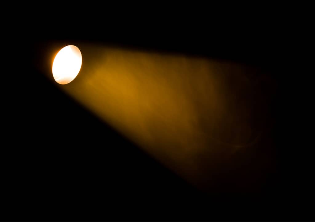 Por que o sol não ilumina o espaço?