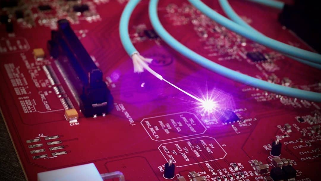🧠 A Nova Fronteira da Computação: Conectando Processadores Quânticos com Fibra Óptica