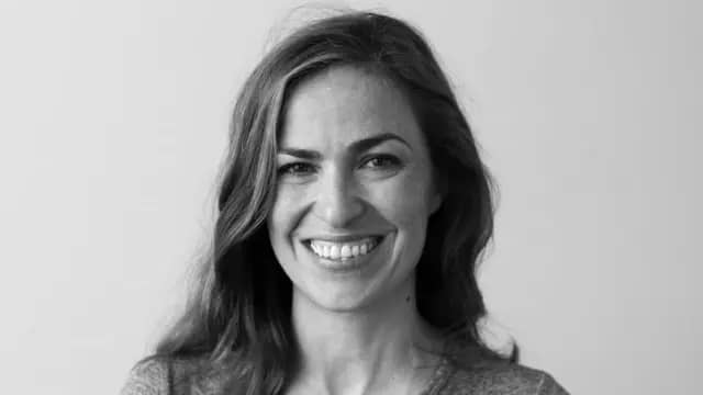 Lisa Brennan-Jobs, filha de Steve Jobs, teve um relacionamento tenso com o pai, mas foi a única a receber uma herança substancial.