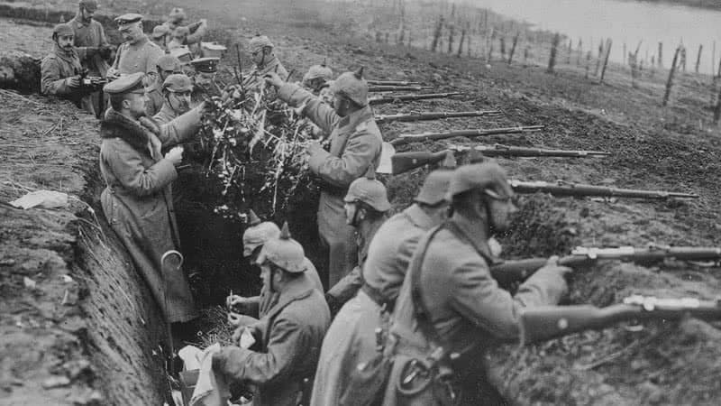 Imagem ilustrativa de soldados nas trincheiras durante a Primeira Guerra Mundial, evidenciando as duras condições enfrentadas.
