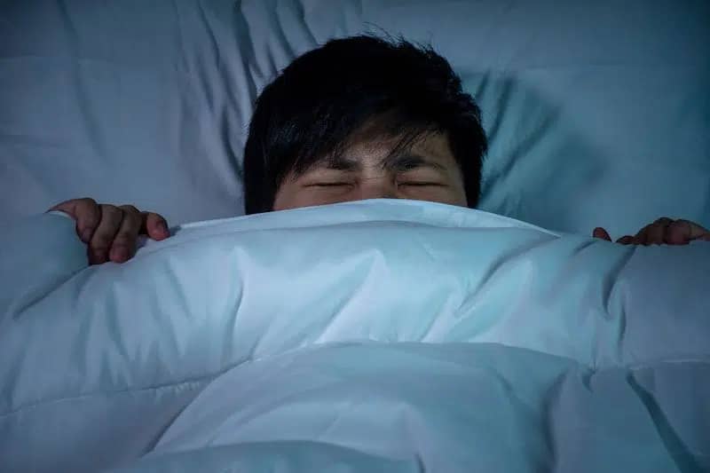 Os mistérios dos espasmos hipnóticos: por que sentimos como se estivéssemos caindo ao dormir?