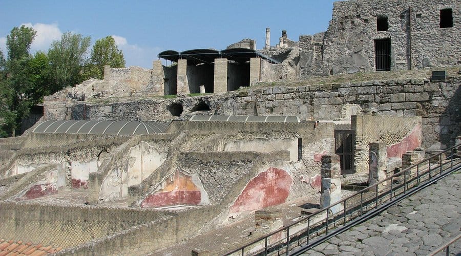 Ruínas restauradas do spa de Pompeia.